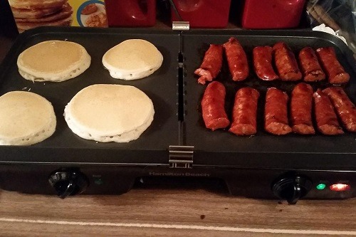 Making Pancakes and Sausages on The Hamilton Beach 38546 3-in-1 Grill/Griddle