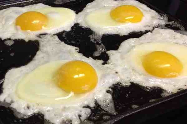Cooking-eggs-on-a-griddle