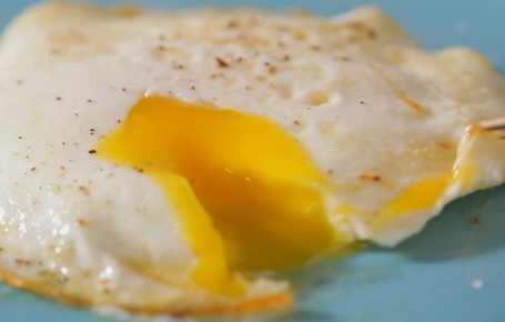 How-to-cook-eggs-over-easy-on-a-griddle