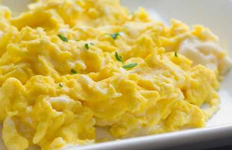 How-to-make-scrambled-eggs-on-a-griddle
