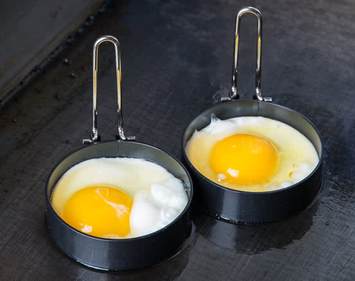 Tools-for-frying-eggs-on-a-griddle