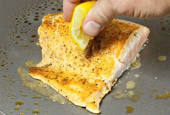 cooking-salmon-on-a-griddle