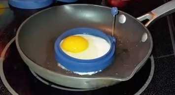 How-to-flip-egg-ring