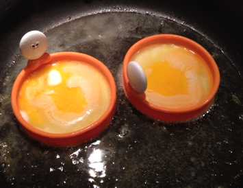 Silicone-vs-metal-egg-rings